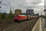 Mit einem Ganzzug aus Selbstentladewagen ist 185 168 am 27.10.22 in D�sseldorf-Rath unterwegs in Richtung Ruhrgebiet.