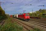 Mit einem kurzen gemischten G�terzug rollt 185 007 am 27.10.22 durch D�sseldorf-Rath.