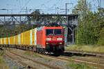 185 134 ist mit einem vollbeladenen DHL-Containerzug in Saarmund unterwegs in Richtung Osten. Da die Lok in weniger als einer Stunde einzeln wieder zur�ck kam, war das Ziel vermutlich der Umschladbahnhof in Gro�beeren.