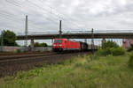 Die DB-Cargo-Lok 185 305 n�hert sich mit ihrem G�terzug am 13.06.