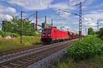 Mit einem Ganzzug aus Selbstentladewagen rollt 185 318 am 18.08.2020 dem G�terbahnhof Bottrop-S�d entgegen.