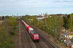 Mit einem gemischten G�terzug rollt 185 213 am 12.04.22 in den Bahnhof Ratingen-West.