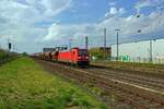 Am 14.04.2022 zieht 185 292 einen Ganzzug Selbstentladewagen in Hilden in Richtung S�den.