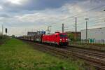 Mit einem aus Schiebewandwagen gebildeten Ganzzug durchf�hrt 185 232 am 14.04.2022 den Bahnhof Hilden in Richtung Opladen und K�ln.