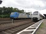 185 525 (Besitzer/Mieter unbekannt) neben 460 015 der MRB am 08.08.2012 in K�ln-West.