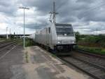 185 692 (91 80 6185 692-1 D-Rpool) von Railpool; im Einsatz bei der Rurtalbahn f�hrt in H�rth ein.