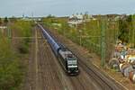 Einen langen beladenen Kohlezug hatte die MRCE-Lok 185 556 am Haken, der hier durch Ratingen-West in Richtung S�den unterwegs ist.