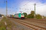 Ein Containerzug mit 186 207 an der Spitze durchf�hrt am 13.10.20 Saarmund.