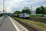 Ein gemischter G�terzug mit 186 427 an der Spitze f�hrt am 08.07.2021 durch K�ln-West in Richtung S�den.