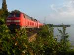 218 439 bef�hrt am 21.07.2010 mit einem IRE nach Lindau Hauptbahnhof den Bodenseedamm und hat somit ihr Ziel beinahe erreicht.