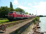 218 431 verl�sst mit einem IRE nach Ulm den Bodenseedamm.