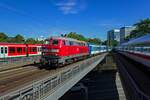 Anfang August 2020 kam es zwischen Hamburg und Pinneberg zu einem Eisenbahnunfall, der den Zugverkehr auf dieser Strecke f�r einige Tage stark einschr�nkte. Einige Z�ge, die n�rdlich der Sperrung stehen geblieben waren, mussten sogar �ber andere Strecken abgeschleppt werden, da es keine elektrifizierte Ausweichm�glichkeit gibt. Eine EC-Garnitur der CD konnte die R�ckfahrt von Kiel nicht mehr aus eigener Kraft antreten, sodass der Zug mit 193 290 von der Abschlepplok 218 824 von DB Fernverkehr �ber L�beck nach Hamburg geholt wurde. Da die E-Lok am Zugschluss hing scheint es, als w�re die Diesellok als Zuglok eines regul�ren EC unterwegs.