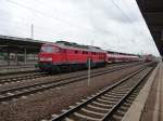 232 209 wird von ihrem Lokf�hrer erklommen, um kurz danach in Richtung Westen davon zu fahren.