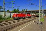 Mit einem recht langen gemischten G�terzug durchfahren 261 067 und 261 108 am 05.08.2020 den Bahnhof Hamburg-Harburg in Richtung S�den.
