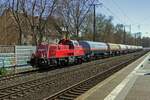 Mit einigen Kesselwagen am Haken durchf�hrt 261 101 am 05.04.23 K�ln-S�d.