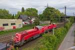 Ein mit Stahlbl�cken beladener G�terzug erreicht mit 265 022 und 265 011 an der Spitze Oberhausen-Osterfeld.