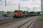 Mit einem Ganzzug aus Wagen f�r den Transport von Langschienen f�hrt 265 030 durch den Bahnhof Opladen.