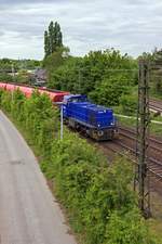 Lok 4 der Ratinger Firma Railflex (92 80 1275 111) erreicht mit einem G�terzug aus Selbstentladewagen in K�rze Oberhausen-Osterfeld.