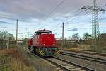 Von Duisburg kommend durchf�hrt die Railflex Lok 3 am 27.12.2021 solo den alten Bahnhof Lintorf.
