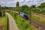 Lok 801 der RBH (98 80 0275 801) f�hrt am 02.08.2022 mit einem beladenen Kohlezug in den G�terbahnhof Oberhausen-Osterfeld ein.