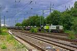 Die Captrain-Lokomotive 404 (98 80 0275 905) bef�rdert am 26.07.23 einen G�terzug mit Stahlcoils in den Hammer Hafen.