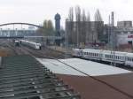 Buntes Allerlei an der Warschauer Stra�e: Ein polnischer Husarz mit einem Berlin-Warszawa-Express, ein 401er und im Hintergrund ein 481er.