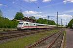 Noch in der originalen Zusammenstellung mit 12 Wagen ist 401 011 unterwegs, der hier als umgeleiteter ICE in Richtung Frankfurt durch Niederndodeleben f�hrt.