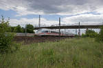 Auf dem Weg Richtung Frankfurt rauscht ICE3  Freiburg im Breisgau  durch die Felder s�dlich von K�ln-Porz.