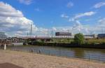 Ein nicht n�her identifizierbarer zw�lfteilige ICE4-Triebwagen durchf�hrt am 04.08.2020 die Hamburger HafenCity.