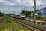 Ein 13-teiliger ICE4 durchf�hrt am 29.07.22 Brackwede, w�hrend sich im Hintergrund eine Regionalbahn in Richtung Halle (Westfalen) n�hert.