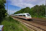 Der 13-teilige ICE4-Triebzug 9493 rauscht am 21.05.2025 s�dw�rts durch Ludwigsfelde.