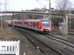 Am 24.02.2010 f�hrt ein 422er-P�rchen mit 422 016 an der Spitze in Wuppertal Oberbarmen ein.