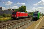 W�hrend der st�rungsbedingt bereits in Hilden wendende S-Bahn-Triebwagen 422 026 auf die R�ckfahrt in Richtung Dortmund wartet, rollt 185 365 am 30.07.2022 mit einem G�terzug nordw�rts in Richtung D�sseldorf.