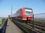 425 060 von DB Regio NRW bef�hrt am 04.08.2009 die Hochelder Br�cke in Duisburg.