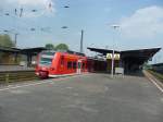 425 104 steht am 21.04.2011 im Bahnhof Wanne-Eickel  RB42 -> M�nster Hauptbahnhof