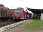 Der verdreckte 425 030 am 08.08.2012 beim Fahrgastwechsel in K�ln-West.