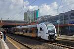 Am Schluss einer Doppeltraktion Desiro HC steht der Triebzug 462 050 am 13.04.22 in D�sseldorf.