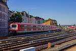 Aus Richtung Blankenese kommend f�hrt ein 472-Doppel auf der HVZ-Linie S11 in den Bahnhof Altona ein.
