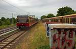 Ein Zug der Linie S46 nach K�nigs Wusterhausen mit 480 054 an der Spitze erreicht am 01.07.2020 Berlin-Pl�nterwald.