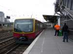 Ein Triebwagen der Baureihe 481 h�lt am 09.04.2012 an der Haltestelle Warschauer Stra�e.
