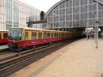 Ein Dreiviertelzug 481er f�hrt in den Bahnhof Berlin-Alexanderplatz ein.