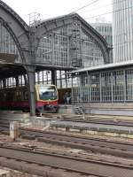 Langeweile beim Warten auf den Zug f�hrt zu vermeintlicher Kreativit�t: Ein 481er guckt aus der R�hre.