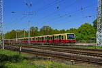 Auf der Fahrt in Richtung Friedrichshagen passiert ein Vollzug der Baureihe 481 mit 481 065 an der Spitze den Abzweig Stadtforst kurz vor K�penick.
