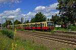 Auf dem Weg zum Flughafen BER ist 481 456 am 11.08.2024 in der N�he des Haltepunkts Johannisthal unterwegs.