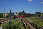 Ein Dreiciertelzug der abureihe 485 �berquert auf der Linie S9 gerade die Spree und erreicht in K�rze den Bahnhof Ostkreuz.