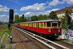 Fast 30 Jahre ist die Ausmusterung der  Stadtbahner  der Baureihe 475 mittlerweile her. Die von der Historischen S-Bahn betreute Einheit 475/875 605pr�sentiert den letzten Betriebszustand dieser Fahrzeuge. Eine Besonderheit dieses Viertelzuges ist, dass dieser aus einem Triebwagen und einem Steuerwagen besteht und somit als Zweiwagenzug einsetzbar w�re, w�hrend die meisten 475 mit Beiwagen gekuppelt waren.