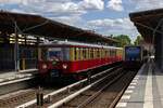 Die �ltesten betriebsf�higen S-Bahn-Fahrzeuge treffen auf einen Vertreter der neuesten Generation: ET 3839 Bln f�hrt in Baumschulenweg ein, w�hrend auf dem Nebengleis 484 010 als S47 in Richtung Spindlersfeld auf die Abfahrt wartet.