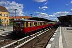 Bei bestem Wetter verl�sst der Sonderzug der Berliner S-Bahn am 11.08.24 Baumschulenweg. Gut ist der farbliche Unterschied zwischen dem Zustand der 1930er-Jahre am ET 167 (inklusive blau markierter zweiter Klasse) und dem im letzten Betriebszustand der sp�ten 1990er restaurierten 475 am Zugschluss erkennbar.