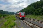 Auf der Fahrt von K�ln nach L�denscheid erreicht 620 005 am 09.07.2021 Br�gge. Im Hintergrund wird im ehemaligen G�terbahnhof in gro�em Stil Holz verladen, nachdem im Sauerland wegen Sch�dlingsbefall gro�e Waldfl�chen gerodet werden m�ssen.