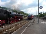 628 529 f�hrt neben 52 6106 in Gerolstein ein.